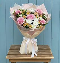 Букет цветов из:  Гвоздики, Орхидеи и Розы в Терской