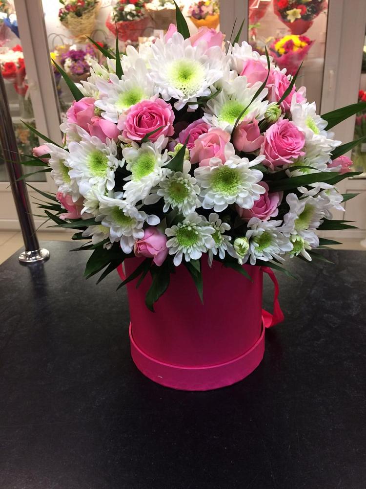 Цветочная композиция из Розы и Хризантемы в шляпной коробке в Терской