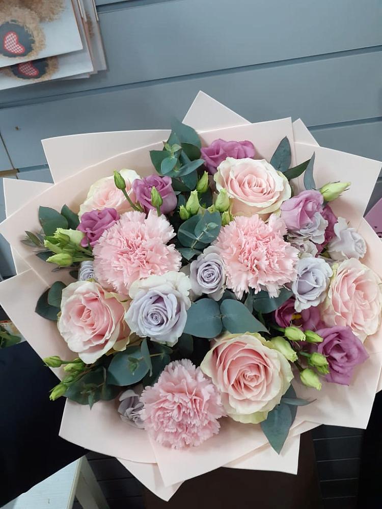 Букет цветов из: Розы, Гвоздики и Лизиантусы в Терской